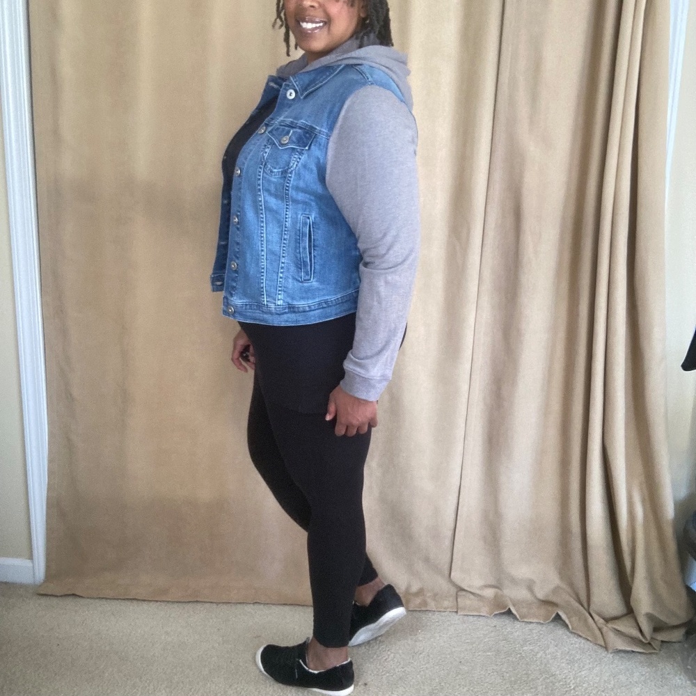 Torrid Trucker Jean Jacket with Fleece Sleeves Medium Wash, size 1X (14/… - Picture 3 of 14